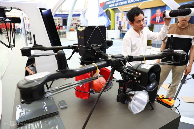 Mẫu UAV đa năng với tên gọi Hera của RtR, công ty do TS Lương Việt Quốc sáng lập. Hera khi gấp gọn có thể xếp vừa trong balo, nhưng đủ mạnh để nâng vật có trọng lượng 15 kg. Theo nhà sản xuất, tải trọng Hera mang theo gấp 10 lần so với các máy bay không người lái có cùng kích thước.