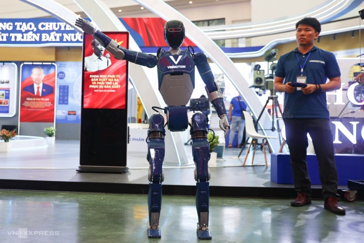 Khách tham quan có thể tiếp xúc và tương tác với robot hình người do VinMotion phát triển. Công ty có tham vọng phát triển các robot phục vụ trong nhà máy, kho hàng, lễ tân hoặc hỗ trợ nhiệm vụ nguy hiểm thay con người, như trong môi trường khắc nghiệt, vượt khả năng vận động về mặt vật lý.
