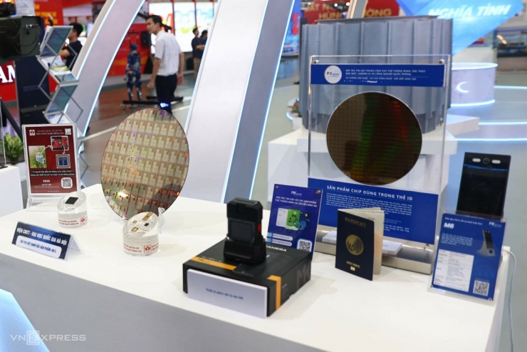Bục trưng bày chip nguồn cho các thiết bị IoT của Viện Công nghệ thông tin - Đại học Quốc gia Hà Nội (trái) và chip dùng trong thẻ ID của MK Group, các sản phẩm do Việt Nam thiết kế.