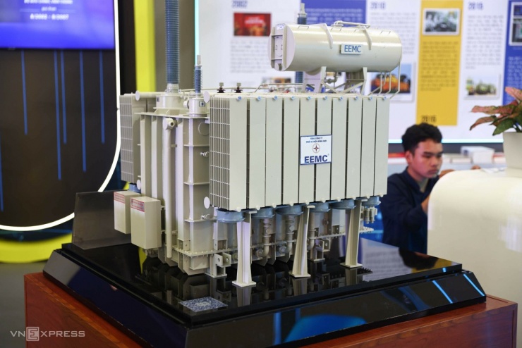 Mô hình tổ máy biến áp điện lực 500 KV, công suất 3x300 MVA - sản phẩm đánh dấu lần đầu Việt Nam làm chủ hoàn toàn công nghệ chế tạo máy biến áp công suất lớn, vốn trước đây phải nhập khẩu.