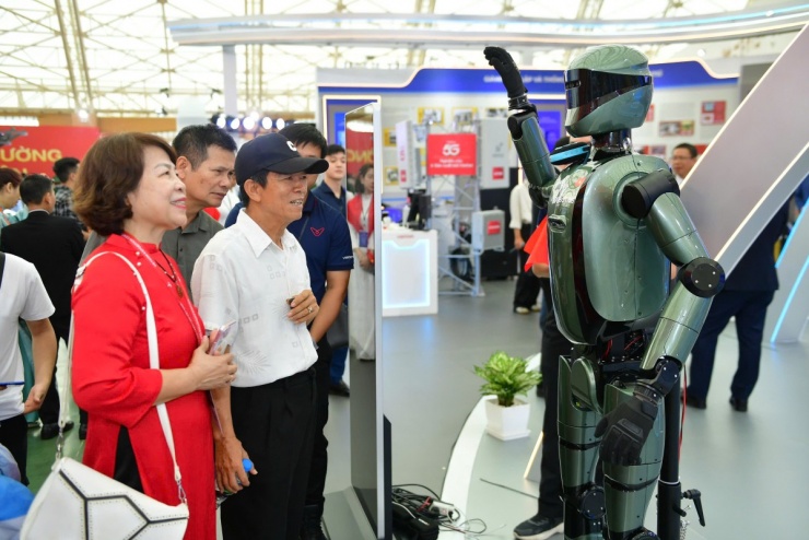 Người dân tương tác với robot trước không gian triển lãm của Bộ Khoa học và Công nghệ.