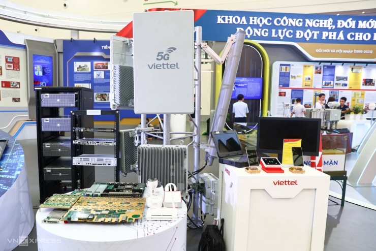 Các thiết bị thuộc hệ sinh thái trạm gốc 5G do Viettel nghiên cứu, phát triển. Nhà mạng cho biết có thể tự cung cấp thiết bị trên tất cả lớp mạng viễn thông, từ mạng lõi đến vô tuyến, tức giải pháp toàn trình, nên sản phẩm có khả năng tùy biến cao.