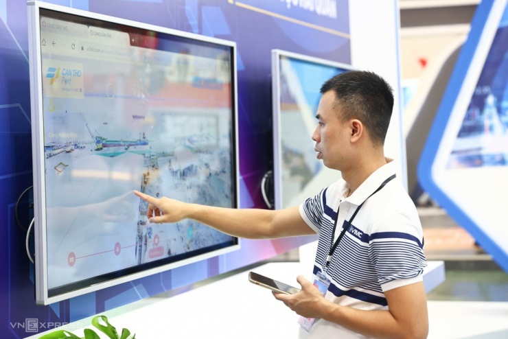 Người xem tương tác với mô hình cảng Cần Thơ tái hiện trên không gian ảo.