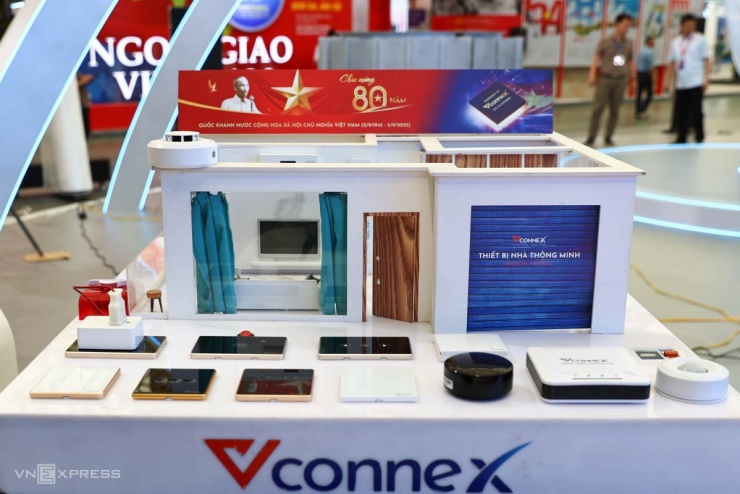 Các thiết bị nhà thông minh của VConnex. Startup này sở hữu dải sản phẩm đa dạng, từ công tắc thông minh, cảm biến chuyển động, cảm biến khói, khóa cửa thông minh, ổ cắm thông minh, đến camera giám sát.
