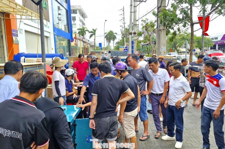 Sáng 28/8, nhiều phường, xã trên địa bàn tỉnh Nghệ An vẫn chưa có điện sau bão số 5. Tại các cửa hàng điện máy thuộc phường Vinh Hưng, tỉnh Nghệ An, từng tốp người chen chúc hỏi mua máy phát điện.