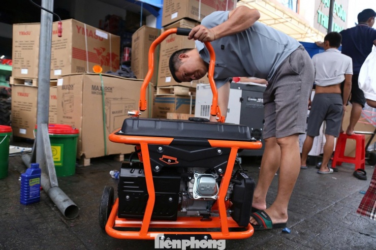 Có nhiều loại máy phát điện với giá cả khác nhau. Có loại máy phát điện công suất nhỏ, chạy bằng xăng hoặc dầu, giá 5-8 triệu đồng. Những máy công suất lớn 20-25 triệu đồng cũng đã “cháy hàng”.