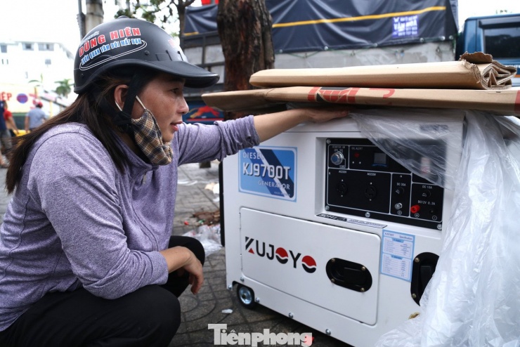 Vượt quãng đường hơn 20km, chị Nguyễn Thị Hoài (trú xã Hải Lộc, tỉnh Nghệ An) đến một cửa hàng điện máy trên đường Mai Hắc Đế, phường Vinh Hưng để mua máy phát điện. Sau nhiều lần đắn đo, chị quyết định mua một máy phát điện giá 19 triệu đồng để về sử dụng trong gia đình. “4 ngày từ khi bão số 5 đổ bộ, gia đình vẫn đang mất điện, mất nước khiến cuộc sống bị đảo lộn. Gia đình tôi có trẻ nhỏ, người già, nếu không có điện khổ sở lắm nên quyết định mua máy phát điện cho yên tâm, dù sao cũng dùng lâu dài”, chị Hoài chia sẻ.