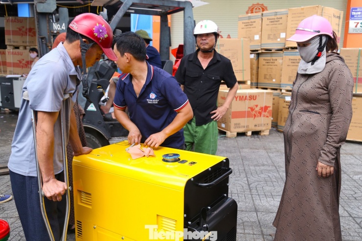 Nhân viên kỹ thuật chạy thử từng chiếc, đổ dầu, khởi động kiểm tra trước khi giao cho khách. “Khách mua rất nhanh, không chần chừ. Chỉ cần vừa túi tiền và có sẵn hàng là chốt đơn”, một nhân viên cho hay.