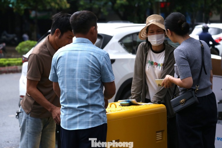 Ông Thành - chủ một cửa hàng trên đường Mai Hắc Đế - cho biết: “Mấy hôm nay, lượng máy bán ra gấp gần 5-7 lần ngày thường. Hàng cũng được nhập về liên tục nhưng vẫn không đủ. Có những lúc hàng vừa về chưa kịp bày đã có người chờ, sẵn sàng trả đủ tiền để mang đi luôn”.