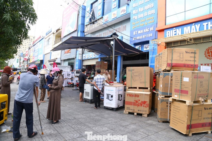 Mặt hàng máy phát điện được các cửa hàng nhập hàng về liên tục.