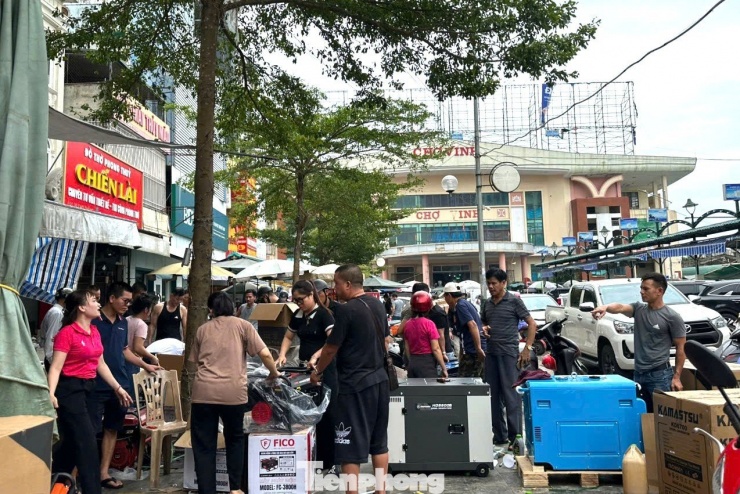 Các cửa hàng dọc đường Cao Thắng, trước chợ Vinh cũng có rất đông người đi mua máy phát điện.