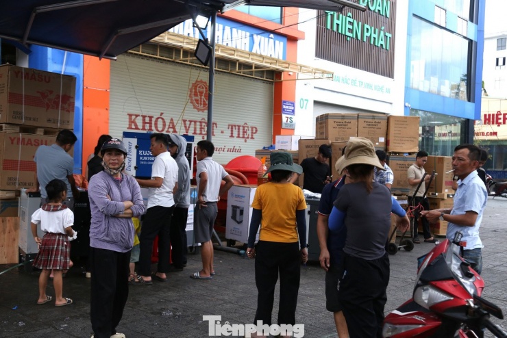 Máy phát điện là sản phẩm “cứu cánh” cho người dân giữa bối cảnh mất điện.