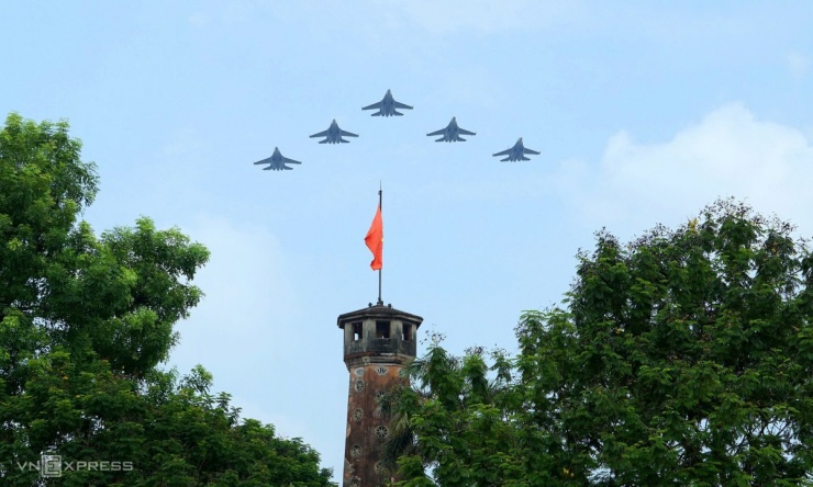 Su-30MK2 biểu diễn khoan ba vòng trên bầu trời Hà Nội - 1