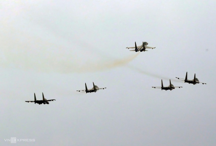 Biên đội tiêm kích bay hai vòng qua Ba Đình, vòng đầu bay thẳng, vòng sau biểu diễn các kỹ thuật phức tạp. Thử thách đòi hỏi hiệp đồng chính xác giữa các phi công.
