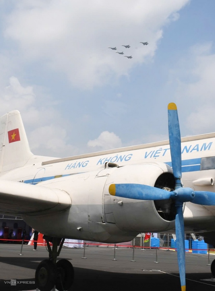 Biên đội tiêm kích bay qua chiếc IL14 số hiệu VN-C482 là chiếc chuyên cơ từng chở Chủ tịch Hồ Chí Minh đi công tác trong thời kỳ kháng chiến chống Mỹ đang được trưng bày tại Triển lãm 80 năm thành tựu đất nước. Ảnh: Hoàng Anh