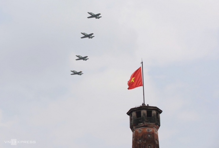 Bốn chiếc L-39NG bay theo đội hình bậc thang qua cột cờ Hà Nội. Chuyến bay do các phi công Trung đoàn 910 thực hiện. Họ đã chuyển sân từ Tuy Hòa (Phú Yên cũ) ra Kép để luyện tập hồi tháng 7. Ảnh: Lê Tuấn Tâm