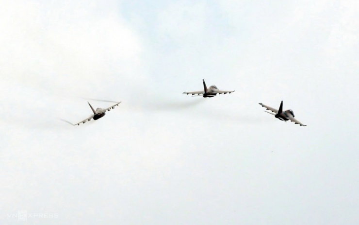 Sau khi qua Ba Đình, biên đội 3 chiếc Yak-130 tách khối, chiếc số 1 biểu diễn bay khoan. Ảnh: Đức Đồng