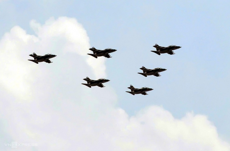 Trong khi đó, biên đội máy bay huấn luyện phản lực Yak-130 theo đội hình 6 chiếc tiến về trung tâm Hà Nội.