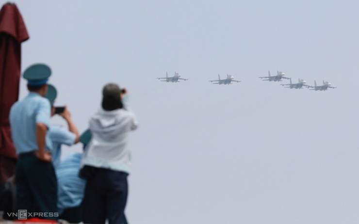 Nhiều người chọn điểm cao để quan sát đội hình tiêm kích, chiến đấu cơ bay vào Ba Đình. Ảnh: Đức Đồng