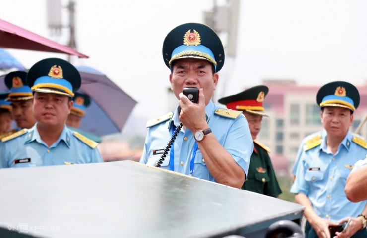 Thiếu tướng Nguyễn Phụng Tuấn, Phó Tham mưu trưởng Quân chủng Phòng không Không quân, chỉ huy bay. Ảnh: Đức Đồng