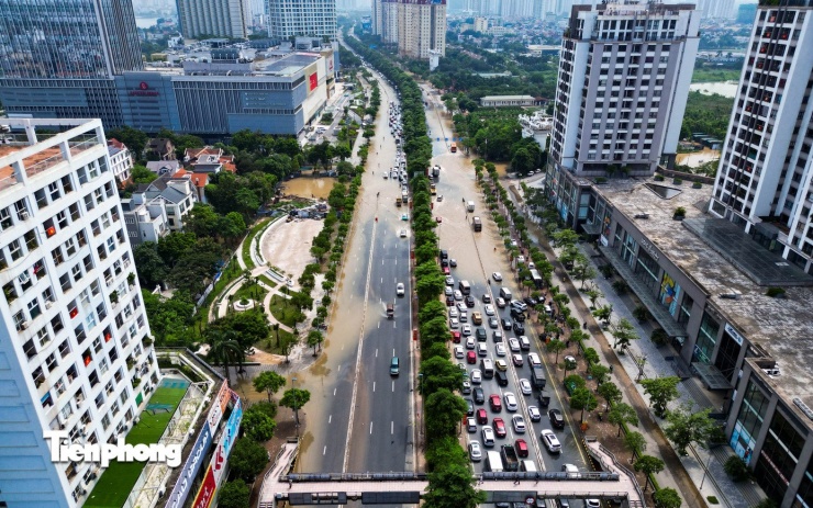 Nước rút chậm làm ảnh hướng đến giao thông, các phương tiện đi qua đều phải giảm tốc độ dẫn đến ùn tắc cục bộ.