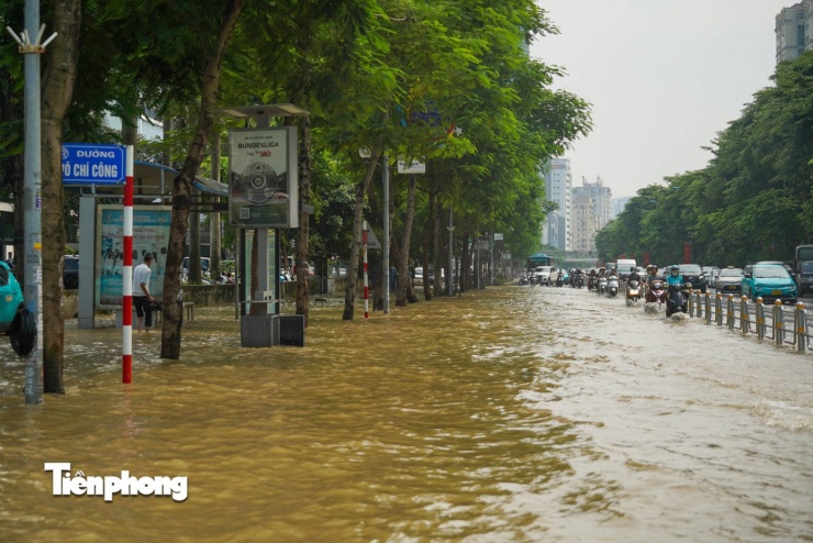 Đến nay đã bước sang ngày thứ 3 sau hoàn lưu bão số 5, đường Võ Chí Công vẫn ngập nước lênh láng.