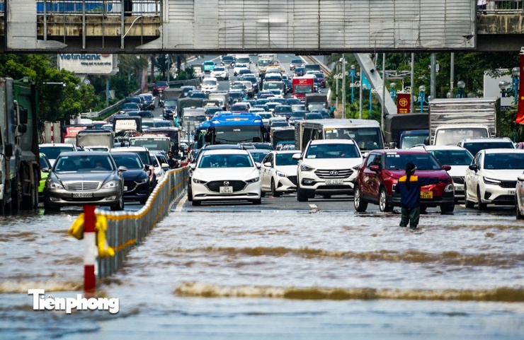 Trời nắng đẹp, người dân vẫn phải dắt xe giữa 'biển nước' trên đường Võ Chí Công - 3
