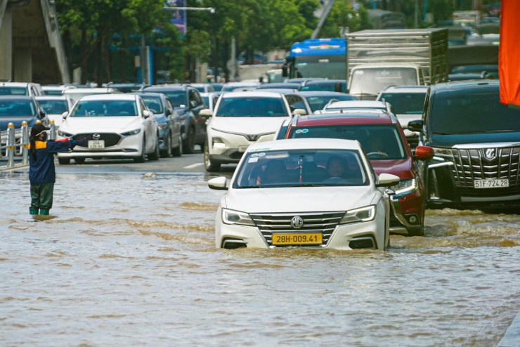Hình ảnh ghi nhận chiều 28/8 tại chân cầu Nhật Tân, hướng ra sân bay Nội Bài.
