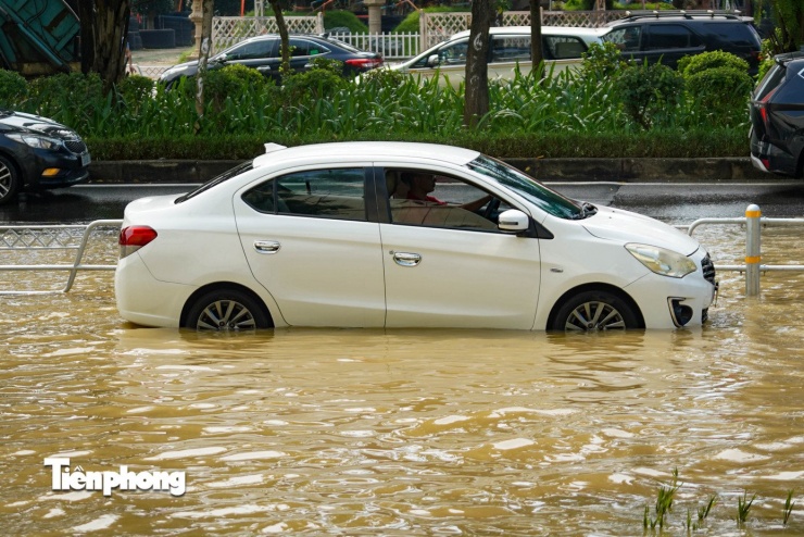 Trời nắng đẹp, người dân vẫn phải dắt xe giữa 'biển nước' trên đường Võ Chí Công - 7