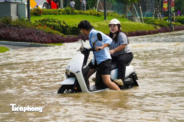 Nhiều ô tô, xe máy bị chết máy khi cố gắng đi qua đoạn ngập trên đường Võ Chí Công.