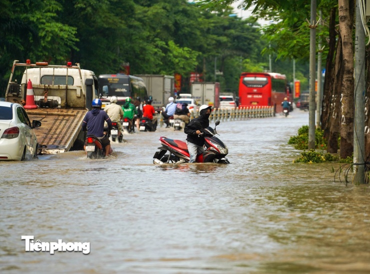 Trời nắng đẹp, người dân vẫn phải dắt xe giữa 'biển nước' trên đường Võ Chí Công - 8