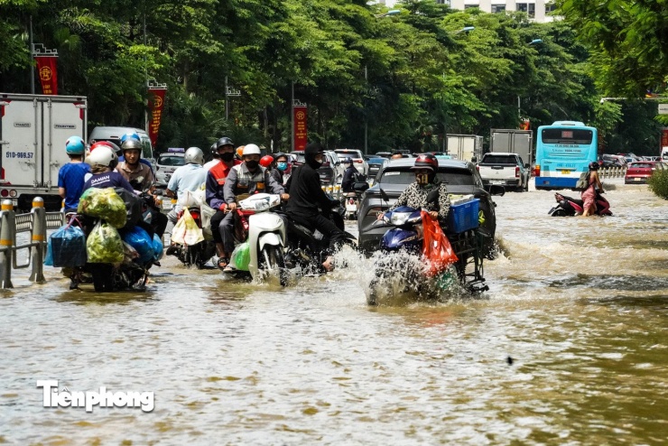 Nhiều phương tiện buộc phải quay đầu tìm hướng khác.