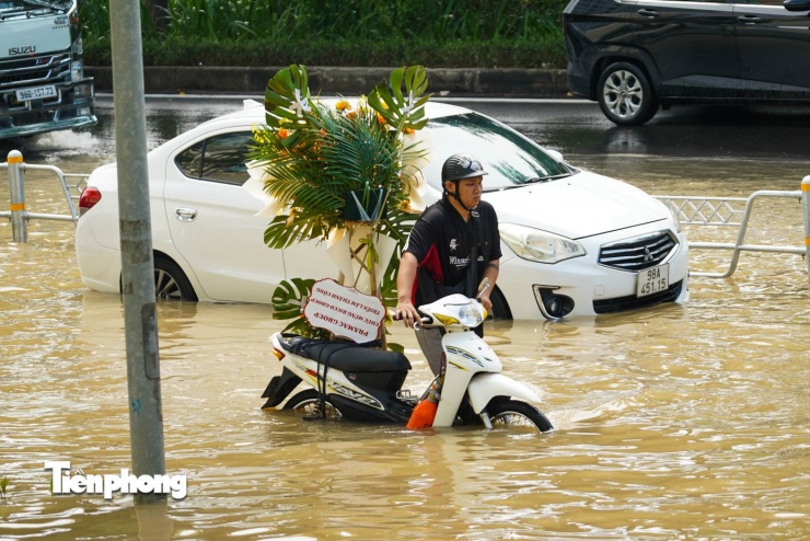 “Tôi cứ nghĩ ngập đã lâu thì nước rút bớt, ai ngờ vẫn sâu, ngập kín cả bánh xe,” một người đàn ông chia sẻ.