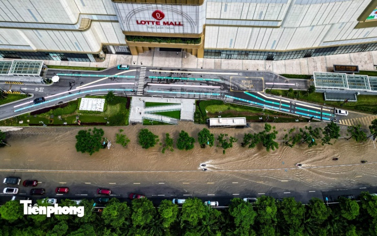 Trời nắng đẹp, người dân vẫn phải dắt xe giữa 'biển nước' trên đường Võ Chí Công - 13