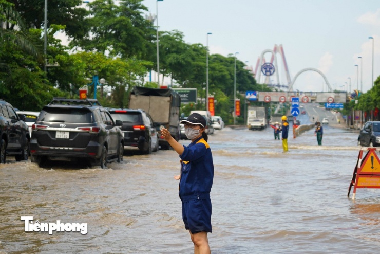 Khu vực ngập sâu nhất nằm ở phía sau tòa Lotte Mall Tây Hồ, hướng lên cầu Nhật Tân. Tại đây, nhiều công nhân được bố trí để hướng dẫn phương tiện di chuyển qua đoạn ngập.