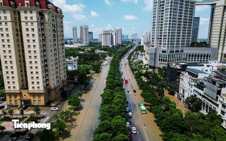 Trực đường chính, cửa ngõ của Thủ đô mênh mông trong biển nước.