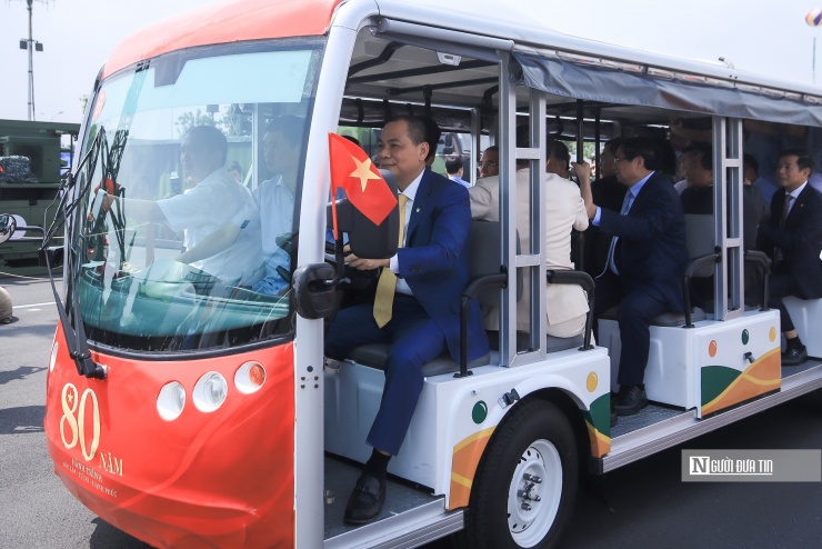 Chủ tịch Vingroup Phạm Nhật Vượng lái xe điện đưa Tổng Bí thư Tô Lâm và lãnh đạo, nguyên lãnh đạo Đảng, Nhà nước tham quan triển lãm.
