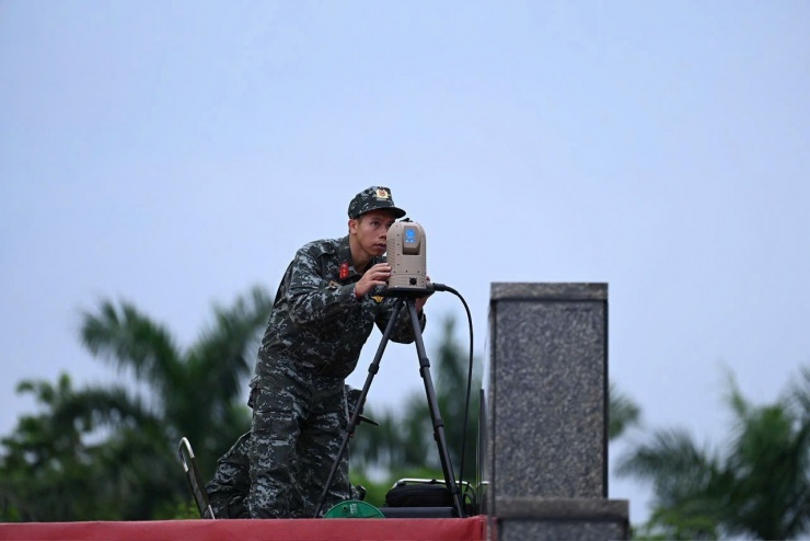 Lực lượng cảnh vệ vận hành máy quét súng bắn tỉa. Ảnh: Bộ Tư lệnh Cảnh vệ.