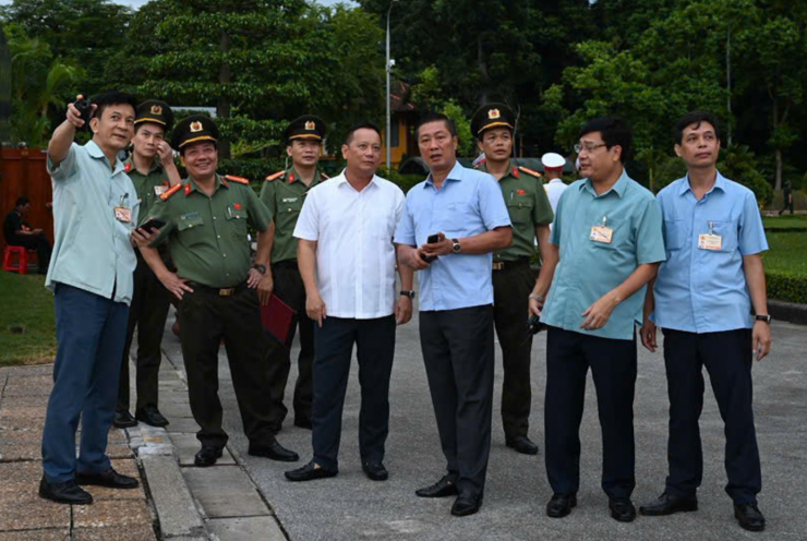Thiếu tướng Phạm Thanh Hùng, Tư lệnh Bộ Tư lệnh Cảnh vệ (áo trắng) kiểm tra công tác đảm bảo an ninh, an toàn tại khu vực Quảng trường Ba Đình.
