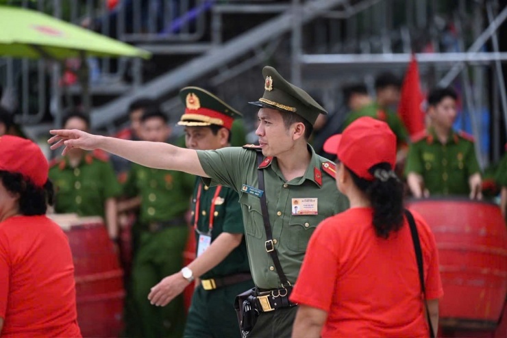 Âm thầm làm việc sau ánh đèn sân khấu.