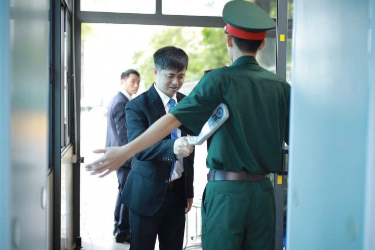 Lực lượng cảnh vệ kiểm tra an ninh.