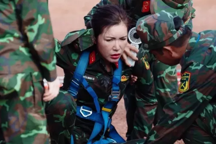 Minh Tú đứt dây chằng gối