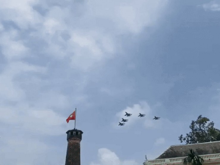 Tiêm kích trình diễn trên bầu trời Ba Đình