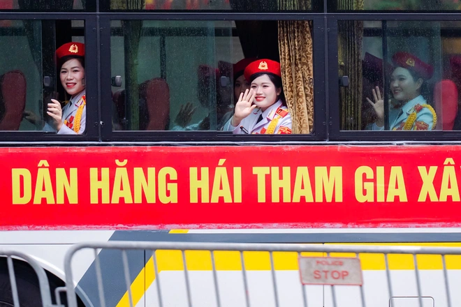 VIDEO: Khoảnh khắc đáng yêu mà bộ đội và người dân dành cho nhau tại điểm tập kết tối Sơ duyệt A80 - 7