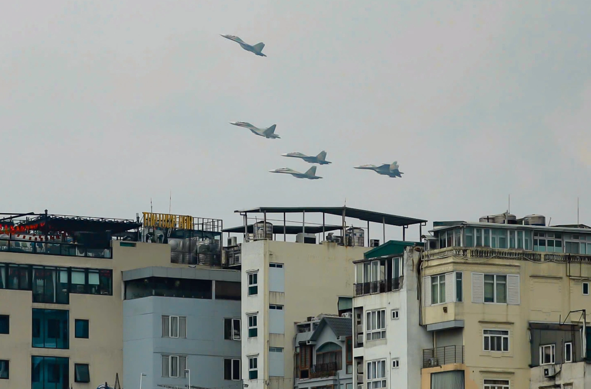 Biên đội Su-30MK2 tách tốp trên bầu trời Thủ đô. Ảnh: Võ Thạnh