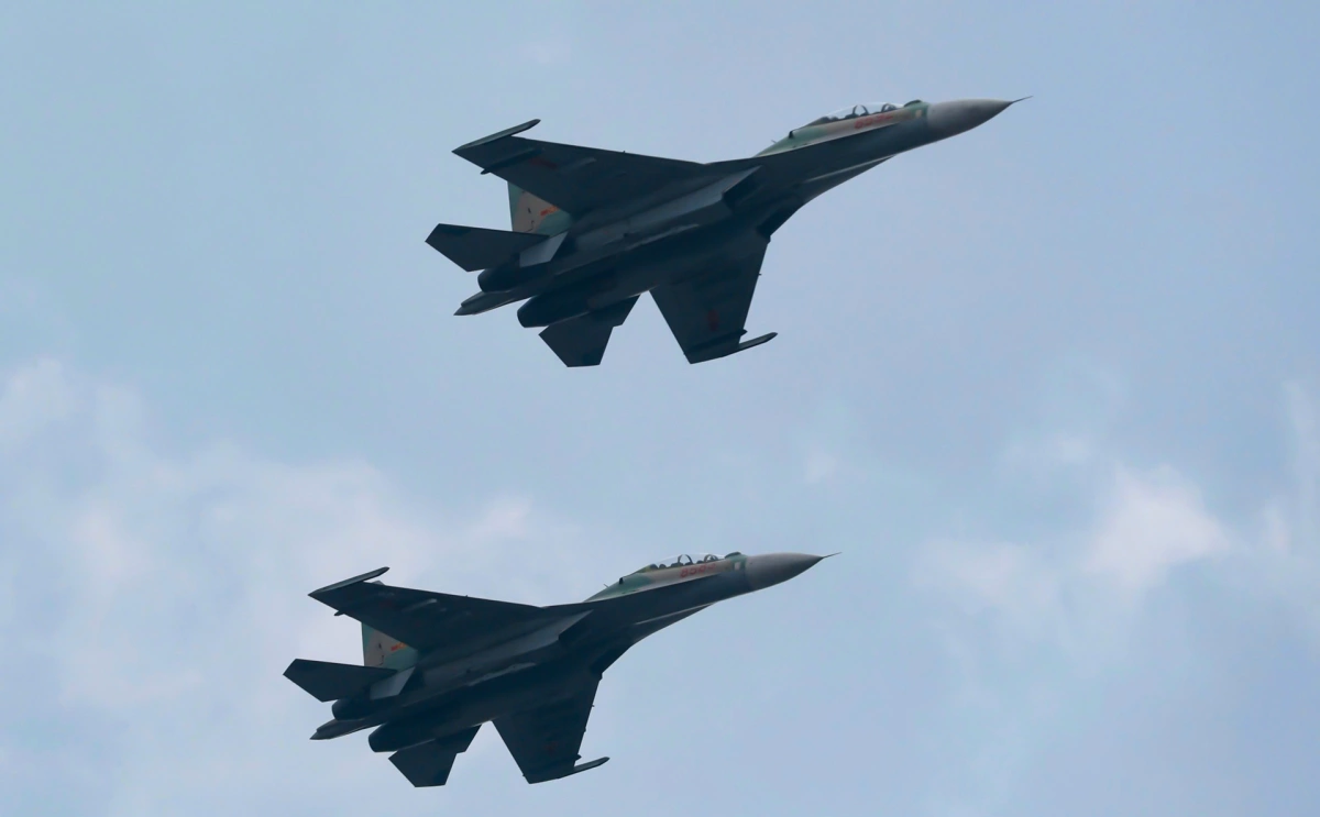 Hai chiếc bay kế tiếp. Ảnh: Đức Đồng