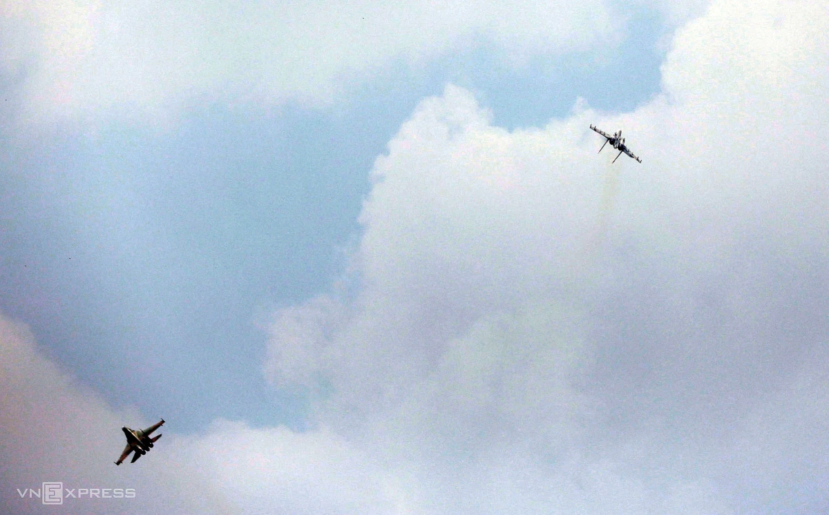 Tiêm kích biểu diễn tách đội... Ảnh: Đức Đồng