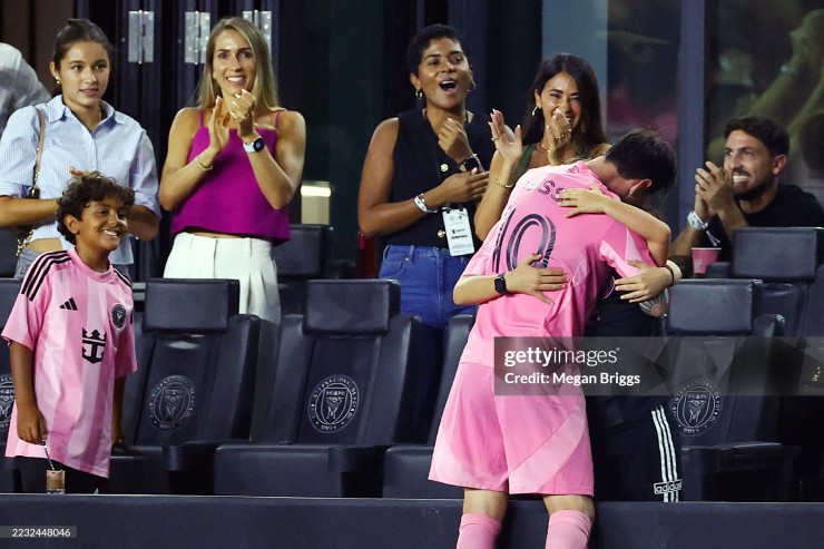 Messi chạy tới và ôm hai con trai sau khi ghi bàn 
