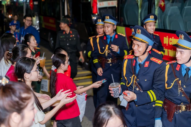VIDEO: Khoảnh khắc đáng yêu mà bộ đội và người dân dành cho nhau tại điểm tập kết tối Sơ duyệt A80 - 18