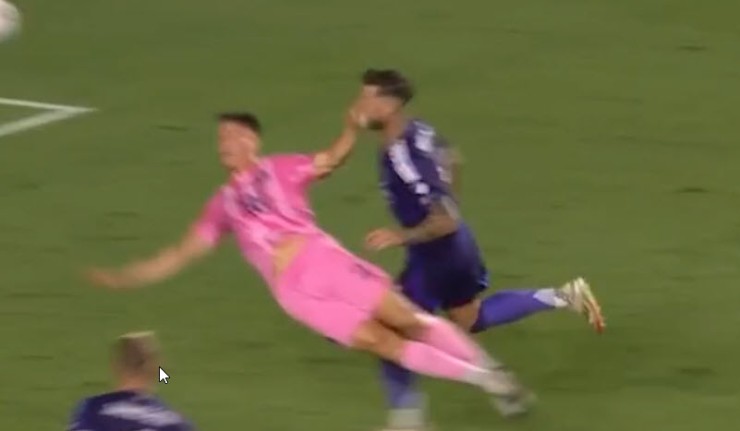 Tình huống dẫn đến phạt đền của Miami đang gây tranh cãi